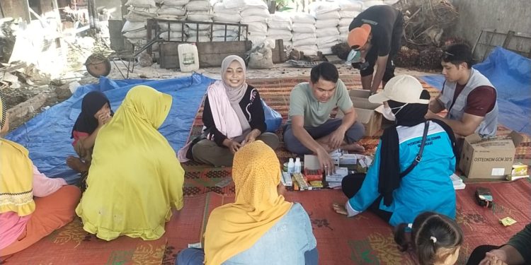 Tim Dokter USU Bersama DMDI dan PERMADA Tembus Desa Terisolir di Langkat Demi Selamatkan Warga Korban Banjir